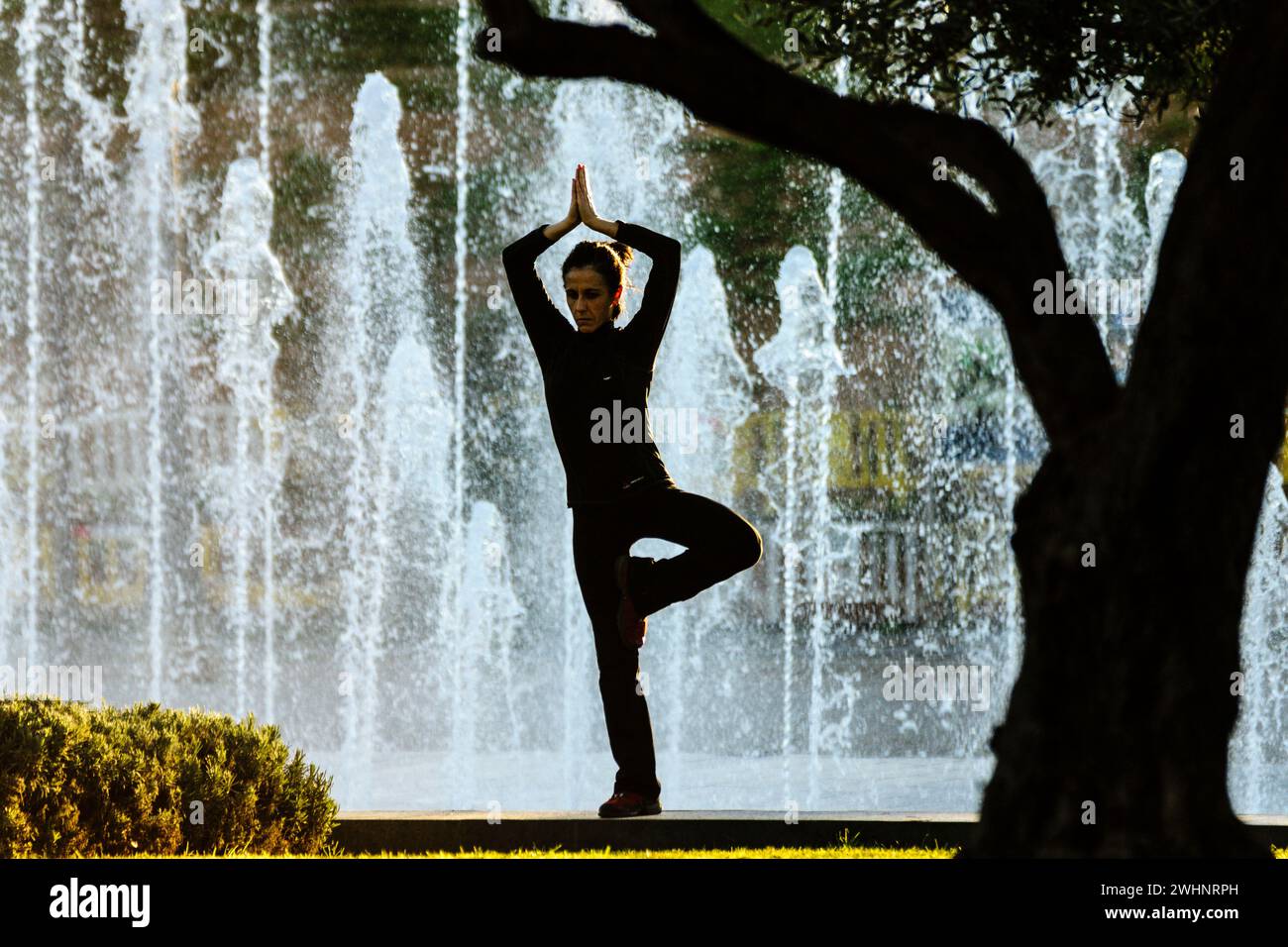 Mujer praticando Yoga Foto Stock