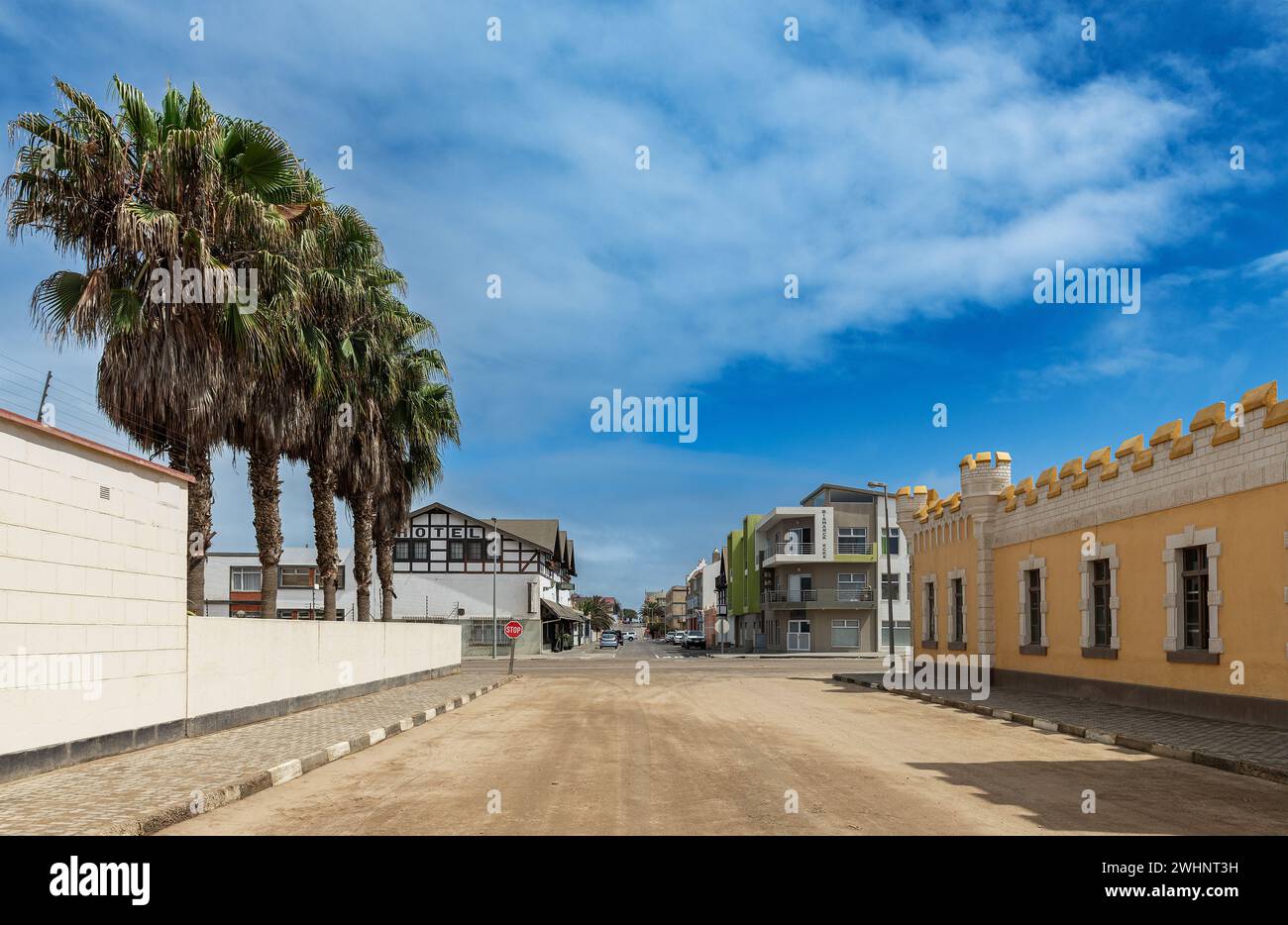 Scena di strada nella cittadina costiera namibiana di Swakopmund Foto Stock