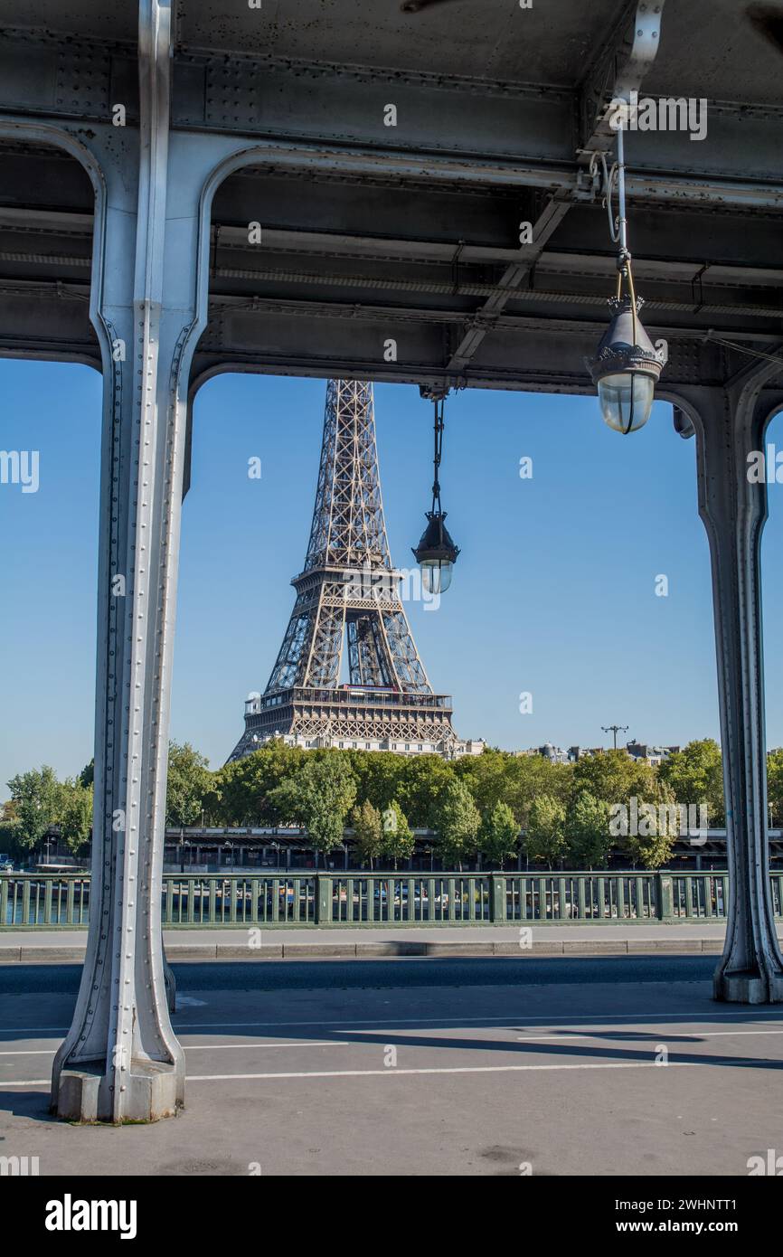 Vista della Torre Eiffel a piedi attraverso Parigi Foto Stock