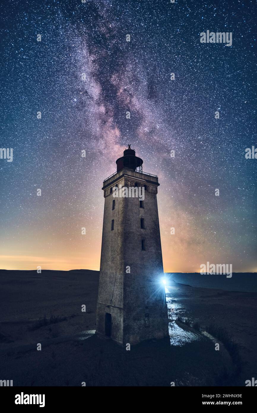 Vecchio faro e via Lattea nel nord della Danimarca Foto Stock