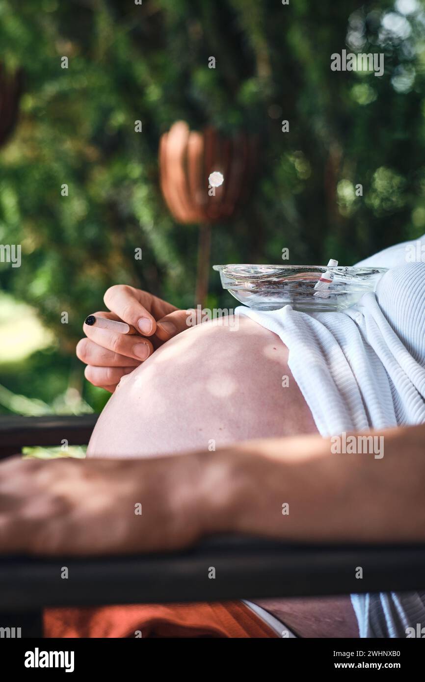 Posacenere sullo stomaco della donna incinta Foto Stock