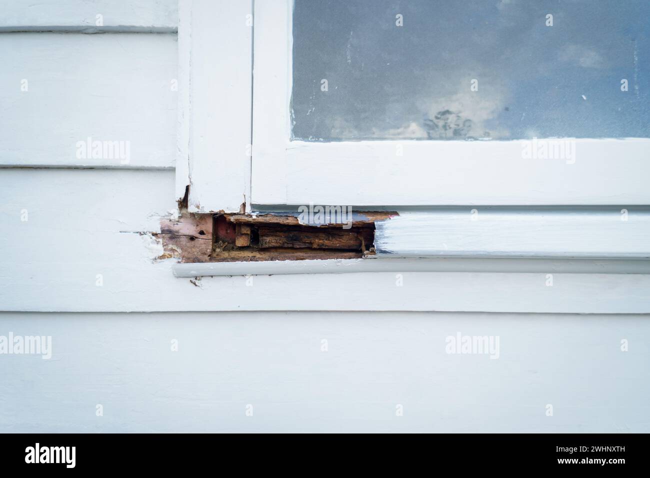 Telaio della finestra in legno marcio in una vecchia casa. Foto Stock