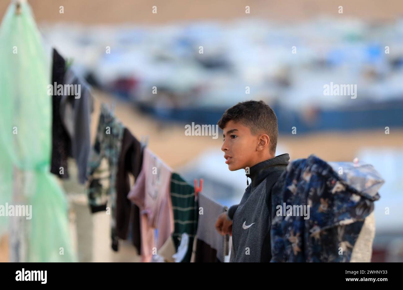 (240211) -- GAZA, 11 febbraio 2024 (Xinhua) -- questa foto scattata il 10 febbraio 2024 mostra un ragazzo in un campo temporaneo nella città meridionale della Striscia di Gaza, Rafah. Il sindaco di Rafah Ahmed al-Sufi ha avvertito che "gli attentati israeliani si sono intensificati nelle ultime ore a Rafah, aprendo la strada a un'operazione militare nella città”. Ha invitato la comunità internazionale ad agire per impedire a Israele di compiere un'offensiva militare nella città, attualmente abitata da oltre 1,4 milioni di palestinesi, sottolineando che qualsiasi azione militare porterebbe a un "massacro” e a un bagno di sangue. (Foto di Yasser Qud Foto Stock