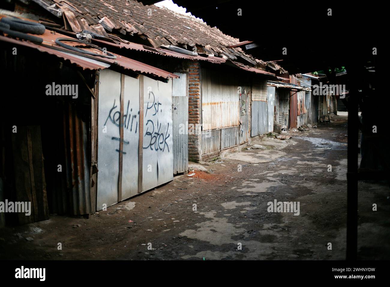 Vista frontale della banchina chiusa nei mercati tradizionali Pasar Setono Betek a Kediri, Giava orientale, Indonesia. Foto Stock