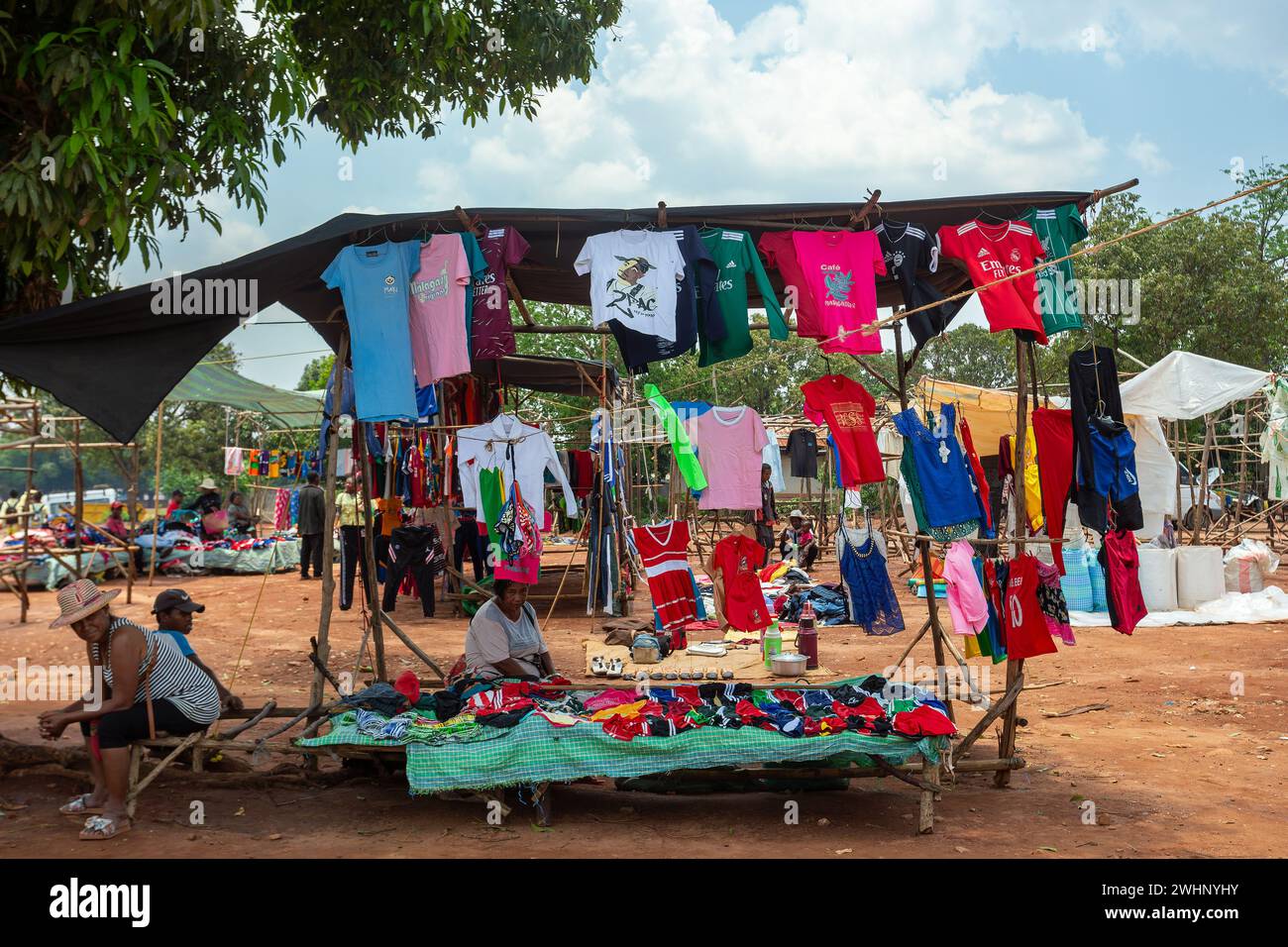Mercato di strada nella città di Mandoto, con venditori ambulanti e gente comune che fa shopping e socializza. Questa immagine ritrae lo stile di vita locale Foto Stock