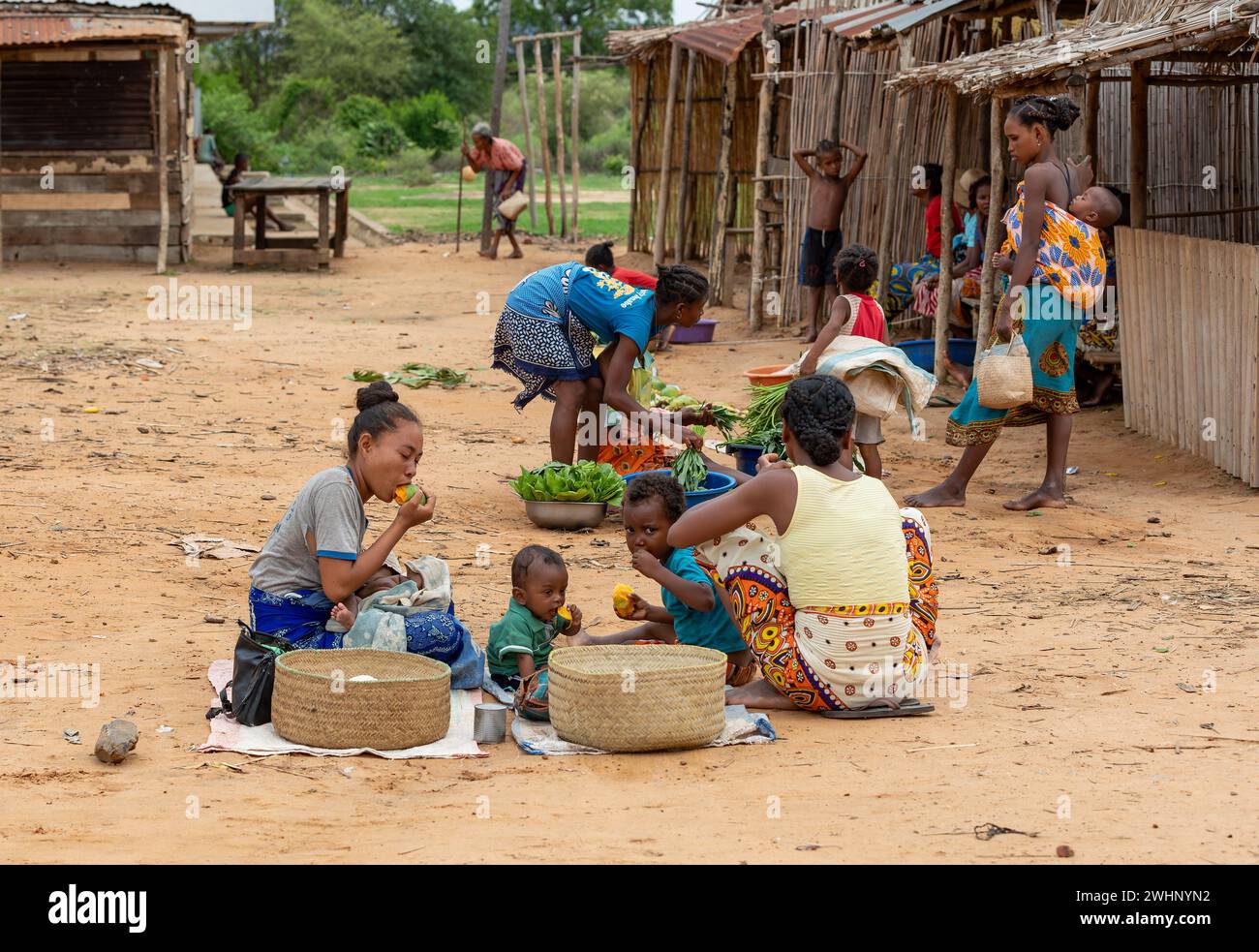 Donna malgascia con bambini che vendono verdure per strada. Bekopaka, Madagascar Foto Stock