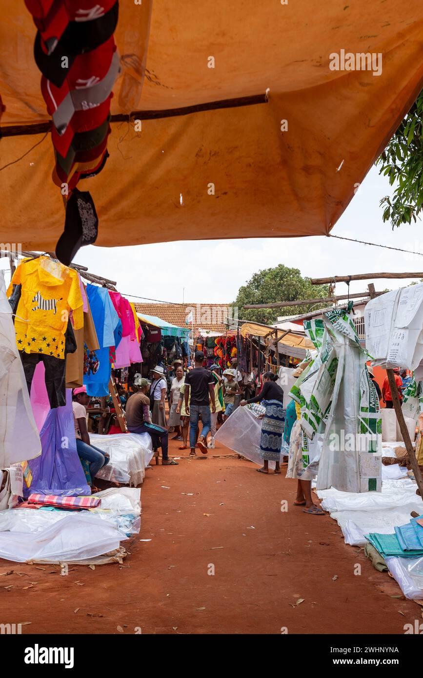 Mercato di strada nella città di Mandoto, con venditori ambulanti e gente comune che fa shopping e socializza. Questa immagine ritrae lo stile di vita locale Foto Stock