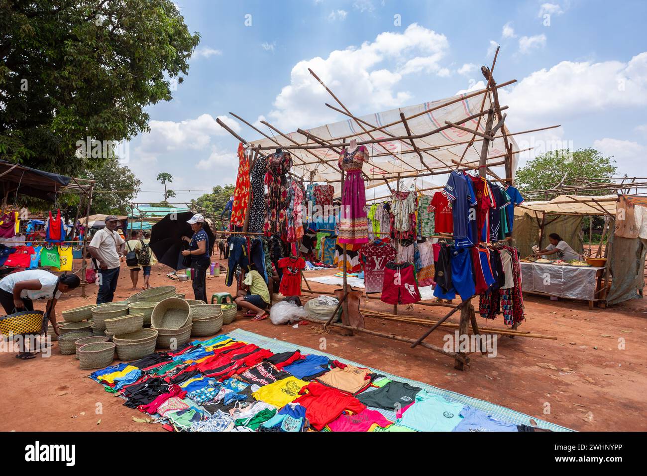 Mercato di strada nella città di Mandoto, con venditori ambulanti e gente comune che fa shopping e socializza. Questa immagine ritrae lo stile di vita locale Foto Stock