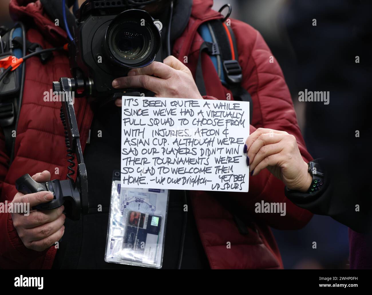 Londra, Regno Unito. 10 febbraio 2024. Un cartellino per l'annunciatore dello stadio al Tottenham Hotspur contro Brighton & Hove Albion EPL match, al Tottenham Hotspur Stadium di Londra, Regno Unito, il 10 febbraio 2024. Crediti: Paul Marriott/Alamy Live News Foto Stock