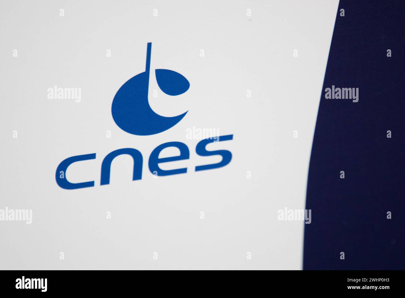 Bordeaux , Francia - 02 07 2024 : cnes Centre National d'etude spartiales Centro Nazionale di studi spaziali logo marchio e cartello di testo su pannello Foto Stock