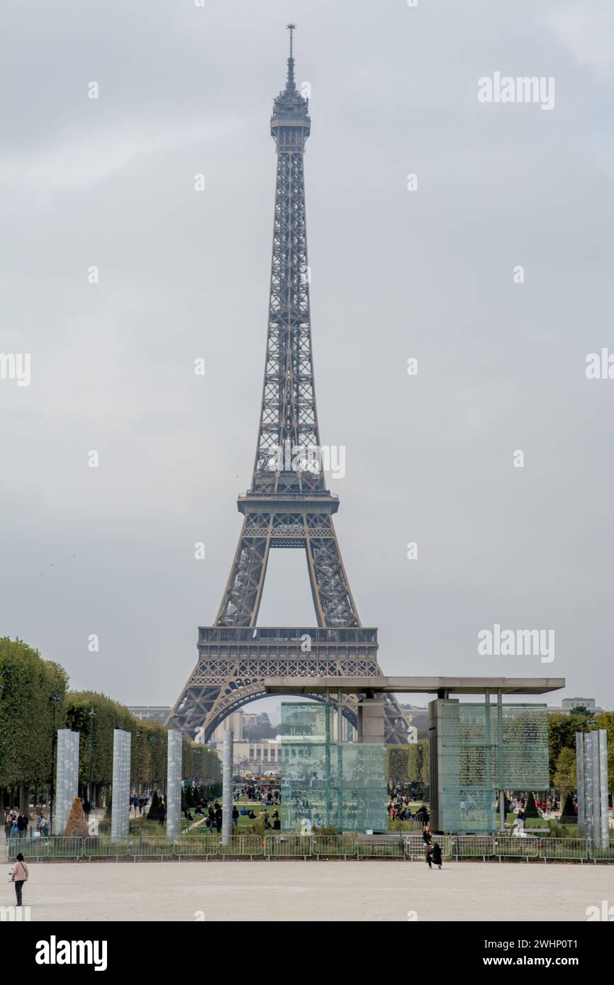 Vista della Torre Eiffel a piedi attraverso Parigi Foto Stock