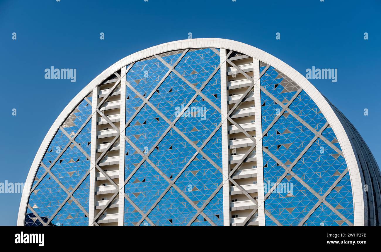 Parete di un edificio moderno con una gradazione di blu Foto Stock