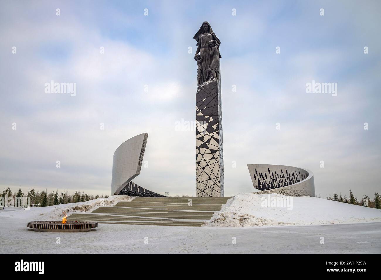 REGIONE DI LENINGRADO, RUSSIA - 10 FEBBRAIO 2024: Memoriale ai civili sovietici - vittime del genocidio nazista. Distretto di Gatchina, regione di Leningrado, Russia Foto Stock