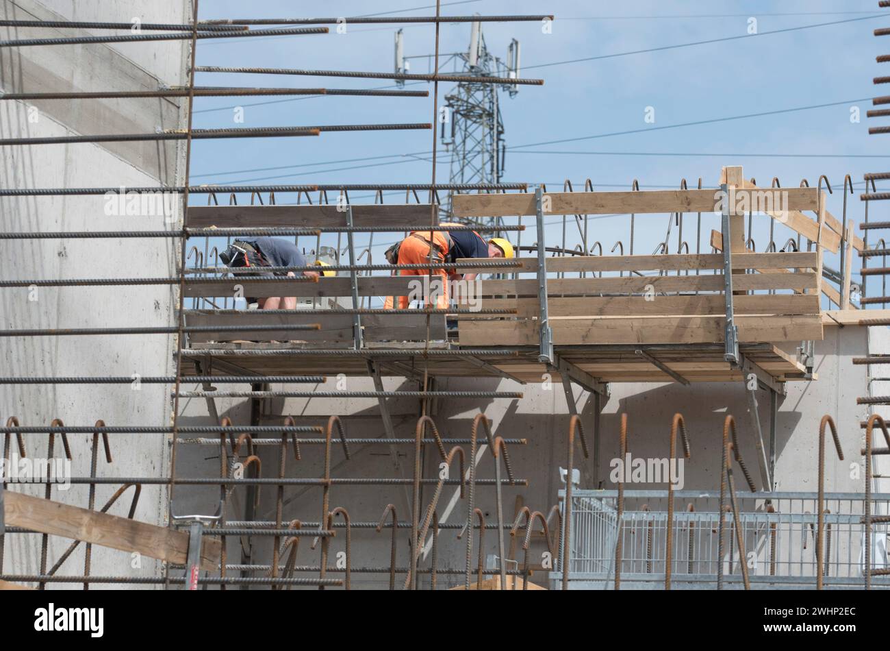 Operaio edile e cemento armato Foto Stock