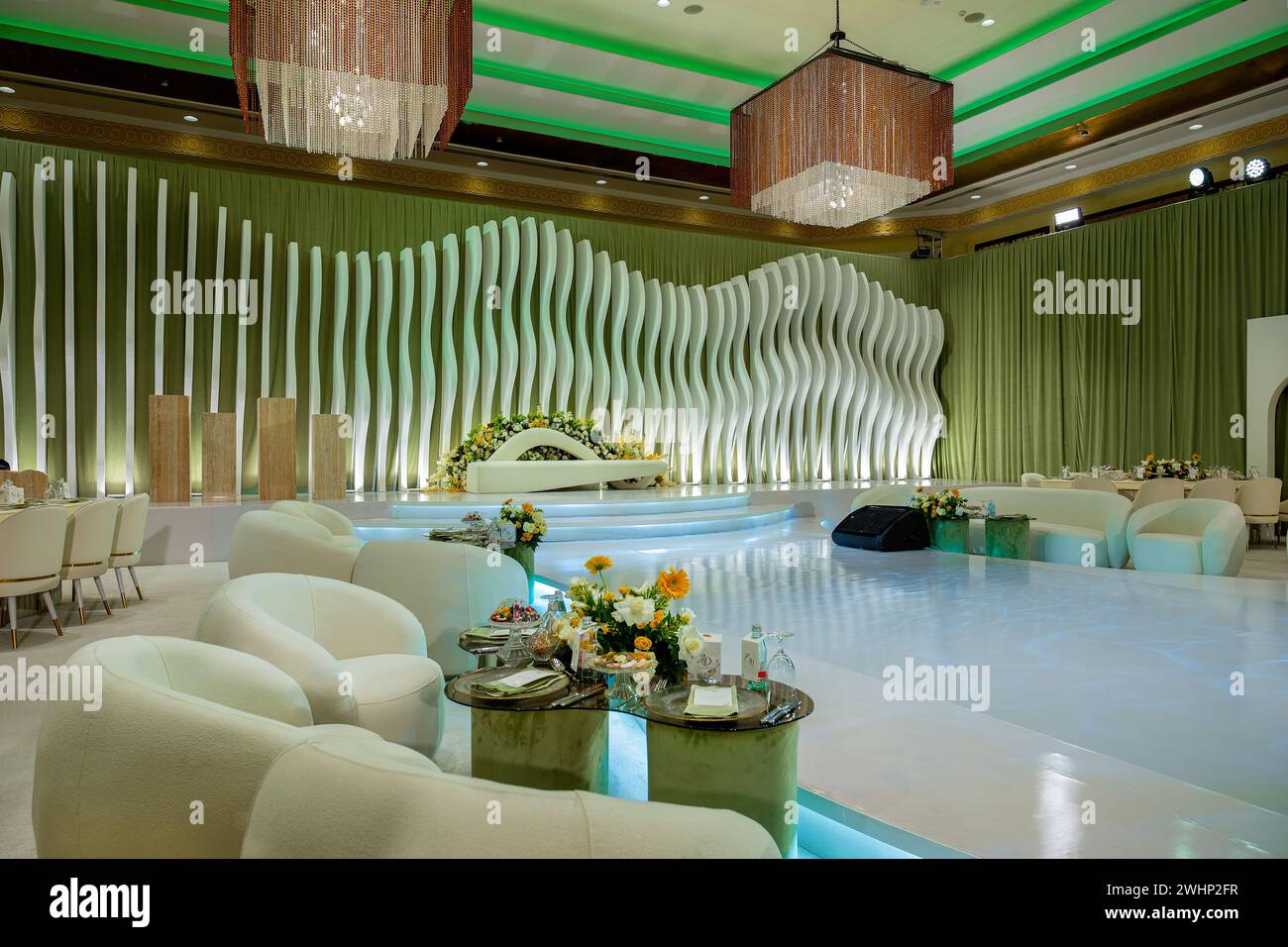 Decorazioni di lusso nella sala per matrimoni, interni e design della sala per banchetti Foto Stock