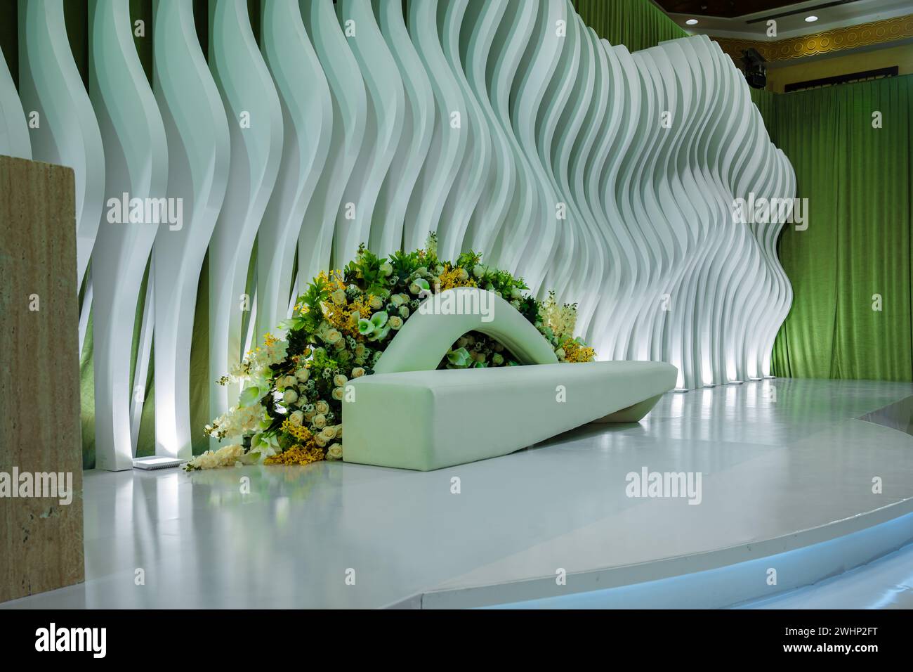 Decorazioni di lusso nella sala per matrimoni, interni e design della sala per banchetti Foto Stock