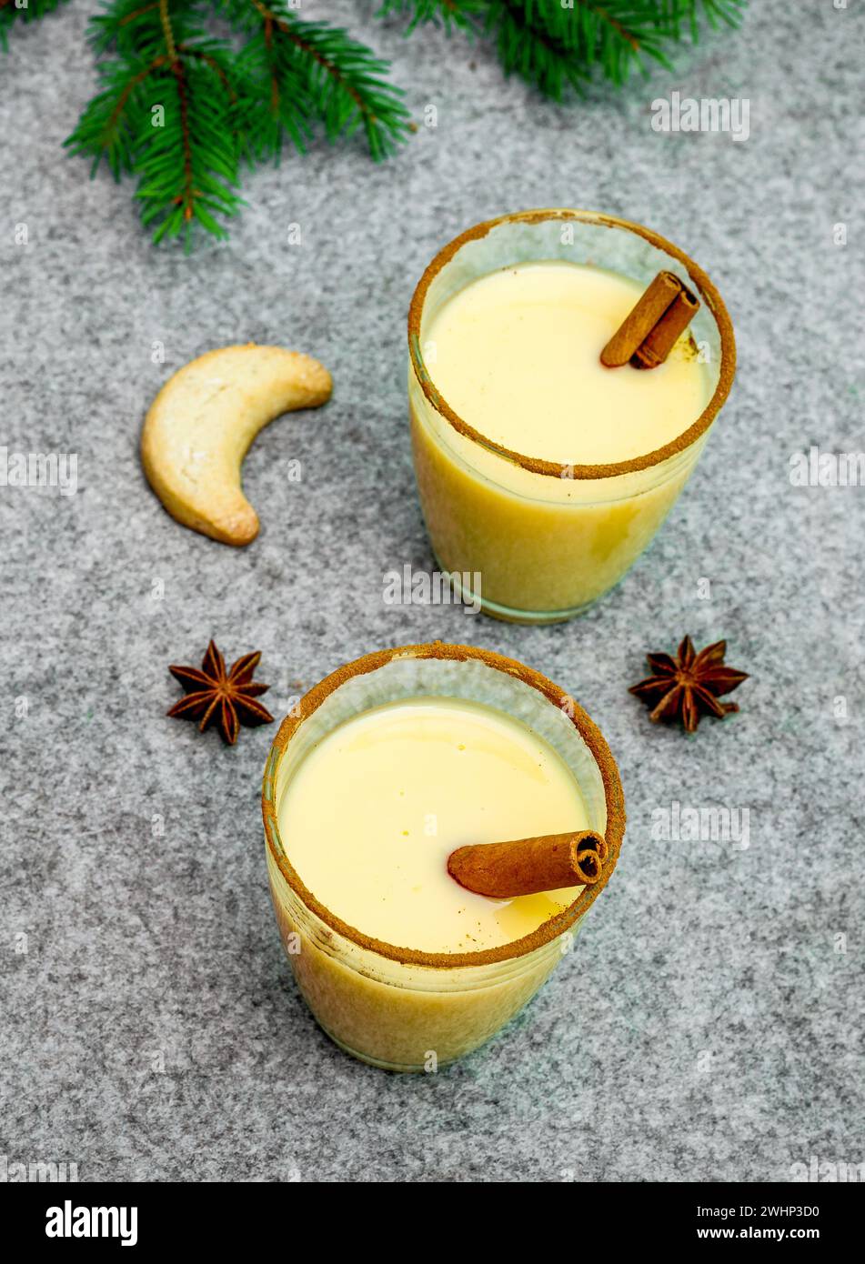 Due bicchieri di eggnog in feltro grigio Foto Stock