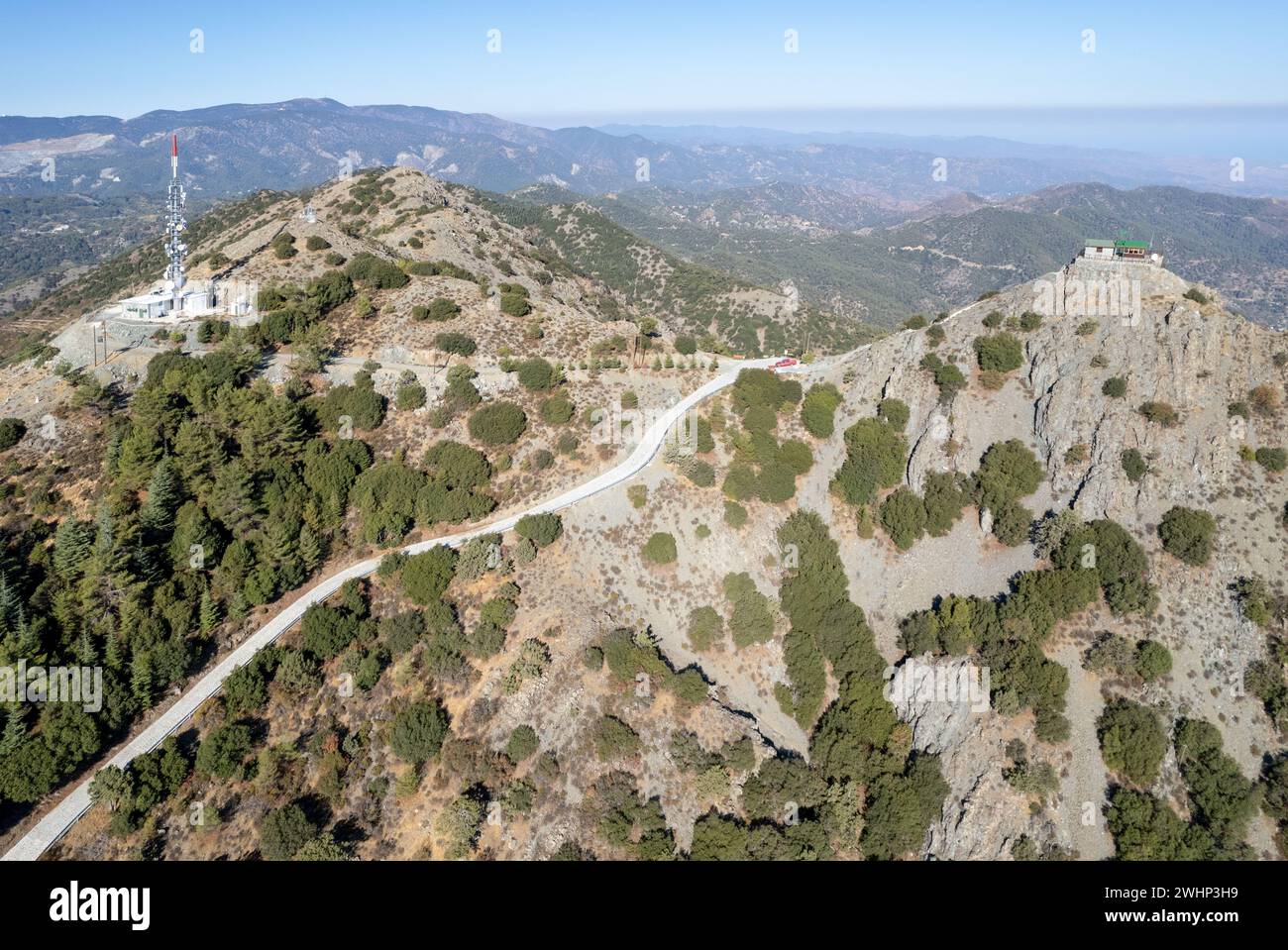 Antenna con droni del paesaggio montano con torre dei vigili del fuoco in cima alla collina e antenna della torre di trasmissione. Foto Stock