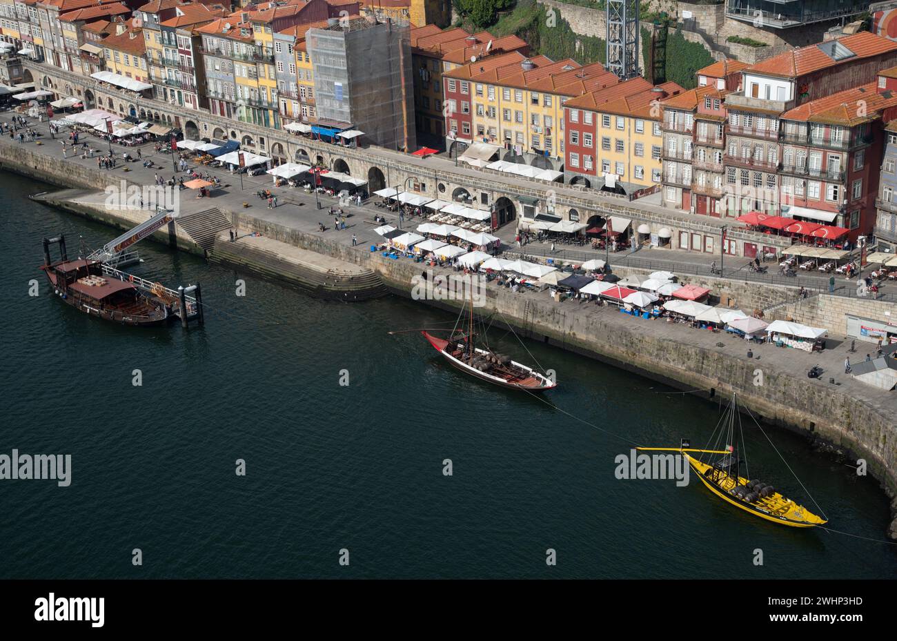 Ammira le case colorate di Rebiera, la città vecchia di Porto e le barche del vino in legno sul fiume douro in Portogallo in Europa Foto Stock