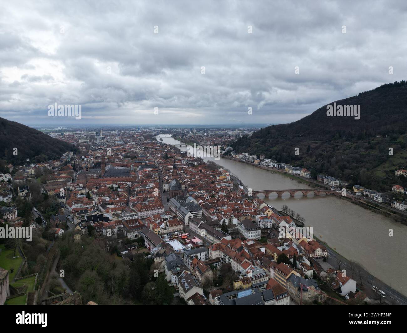 Veduta aerea di Heidelberg e del fiume che scorre attraverso, grazie a un drone. Foto Stock