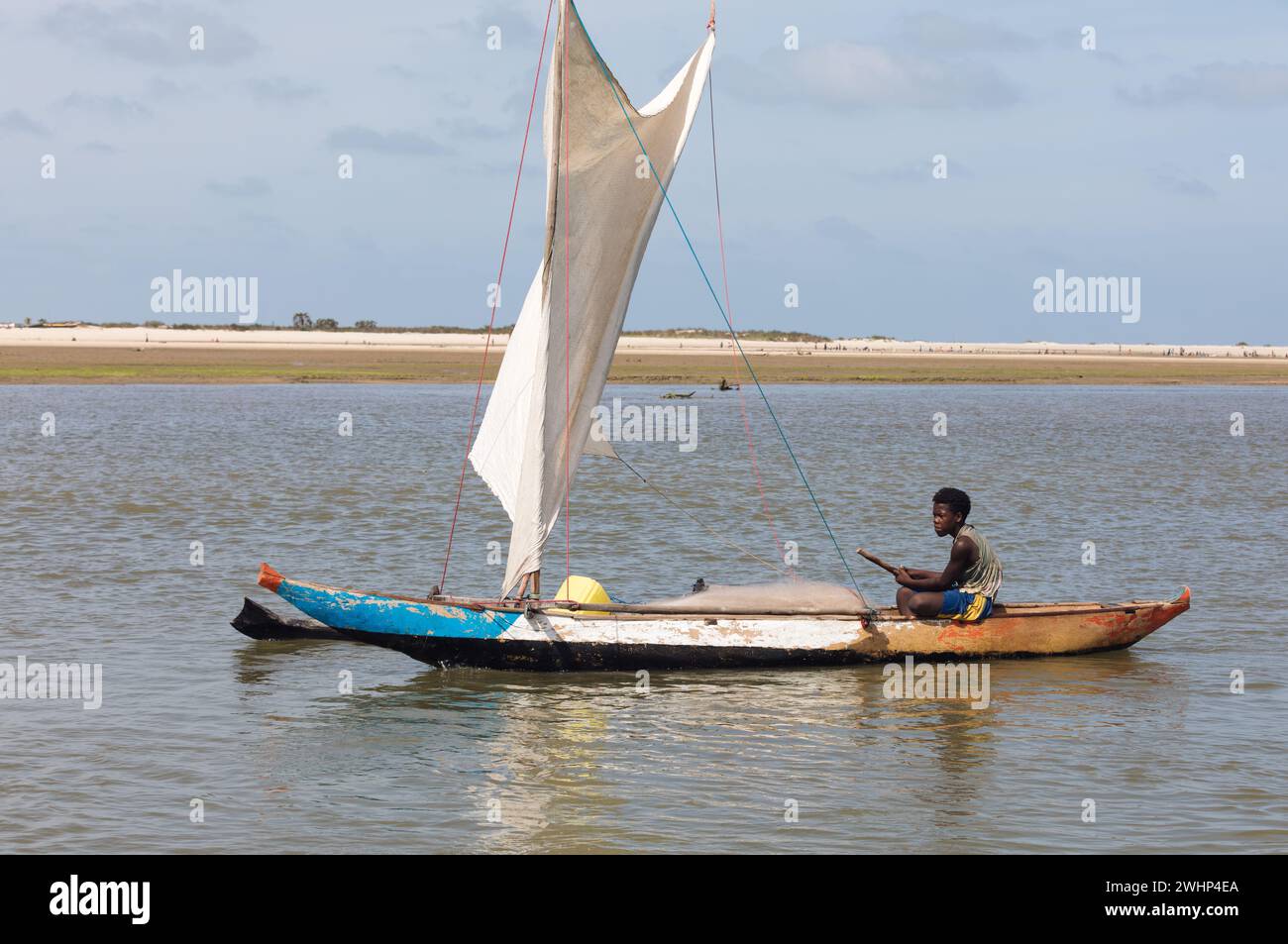 Un pescatore torna dal mare Morondava, Madagascar Foto Stock