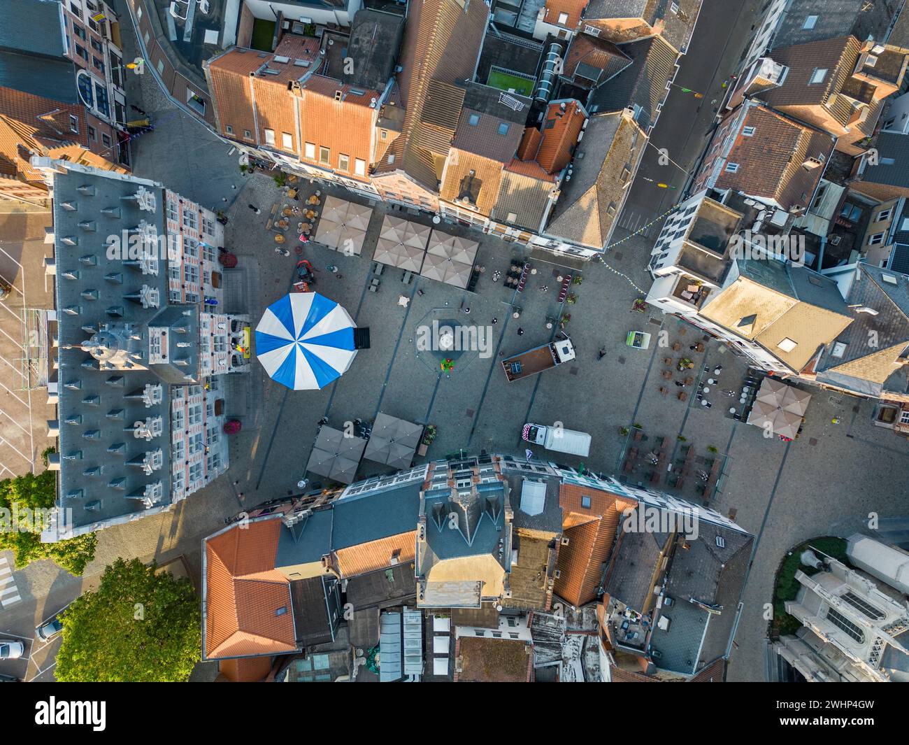 Halle, regione del Brabante fiammingo, Belgio, 06 09 2023, Sole che sorge sopra Halle, vista aerea, dall'alto verso il basso, della piazza del mercato Vecchio con Foto Stock