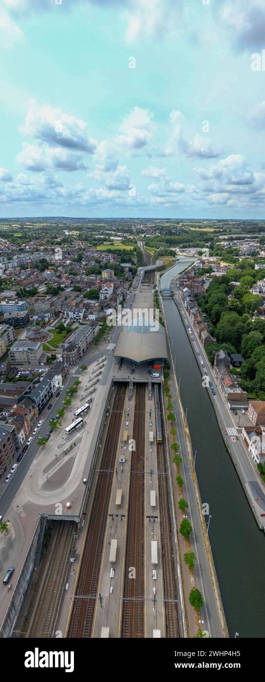 Halle, regione fiamminga del Brabante, Belgio, 01 05 2023, vista aerea dall'alto verso il basso della stazione ferroviaria e del canale marino nella città di Foto Stock