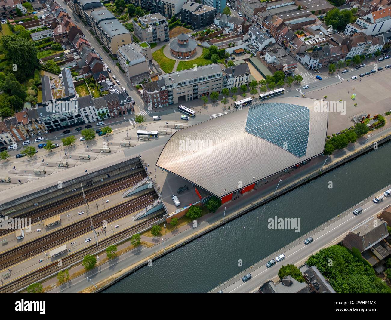 Halle, regione fiamminga del Brabante, Belgio, 01 05 2023, vista aerea dall'alto verso il basso della stazione ferroviaria e del canale marino nella città di Foto Stock