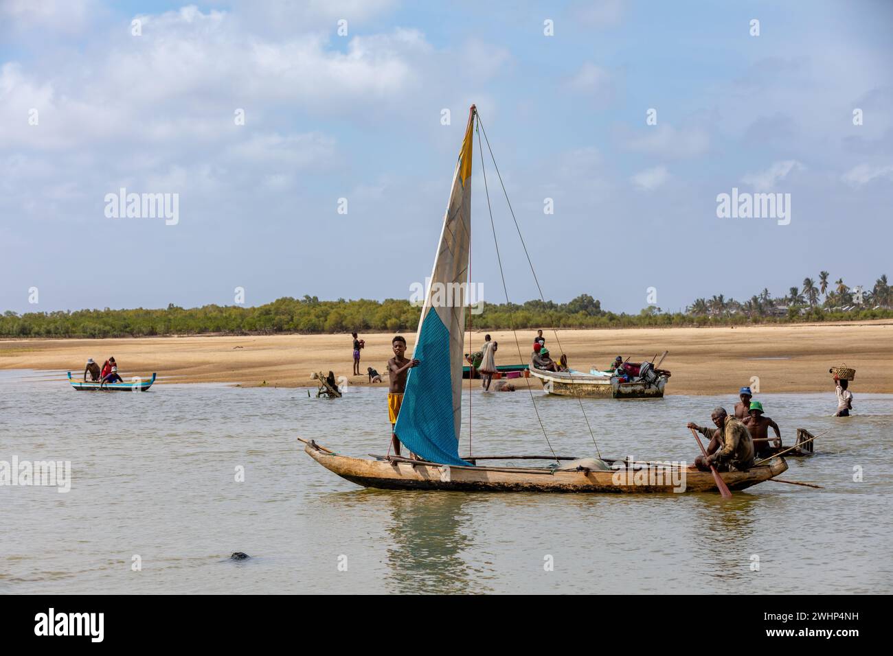 Un pescatore torna dal mare Morondava, Madagascar Foto Stock