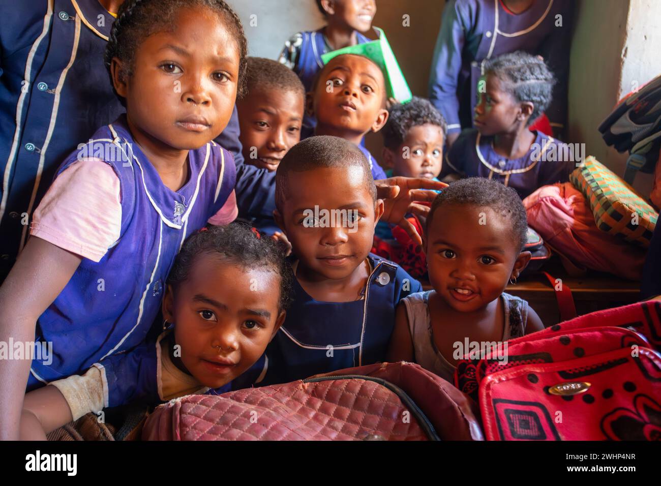 Studenti della scuola malgascia felici in classe. La frequenza scolastica è obbligatoria, ma molti bambini non vanno a scuola. Foto Stock