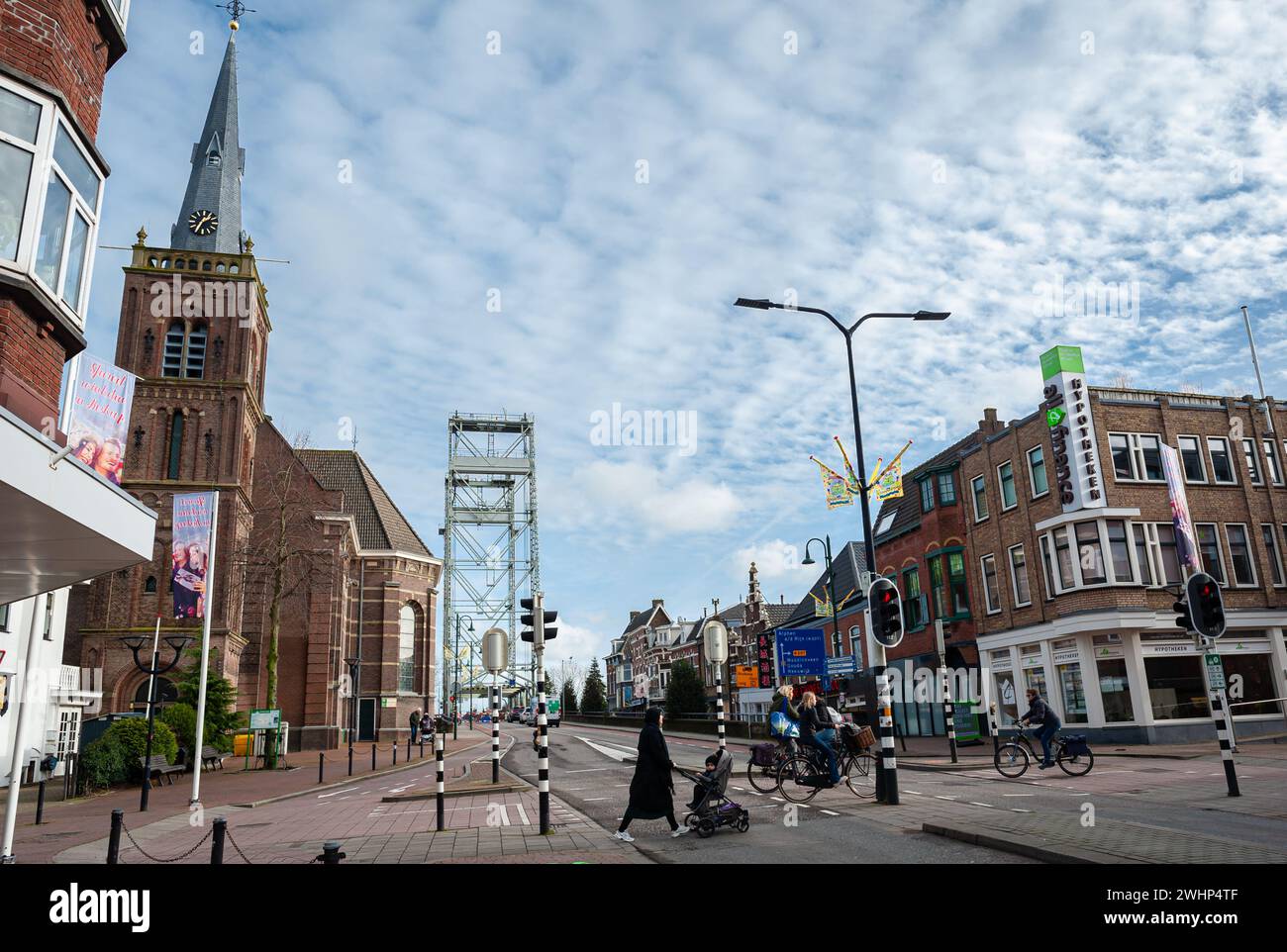 Centro e strada principale con un ponte sopraelevato sul fiume canalizzato Gouwe nel villaggio di Boskoop, nei Paesi Bassi. Foto Stock