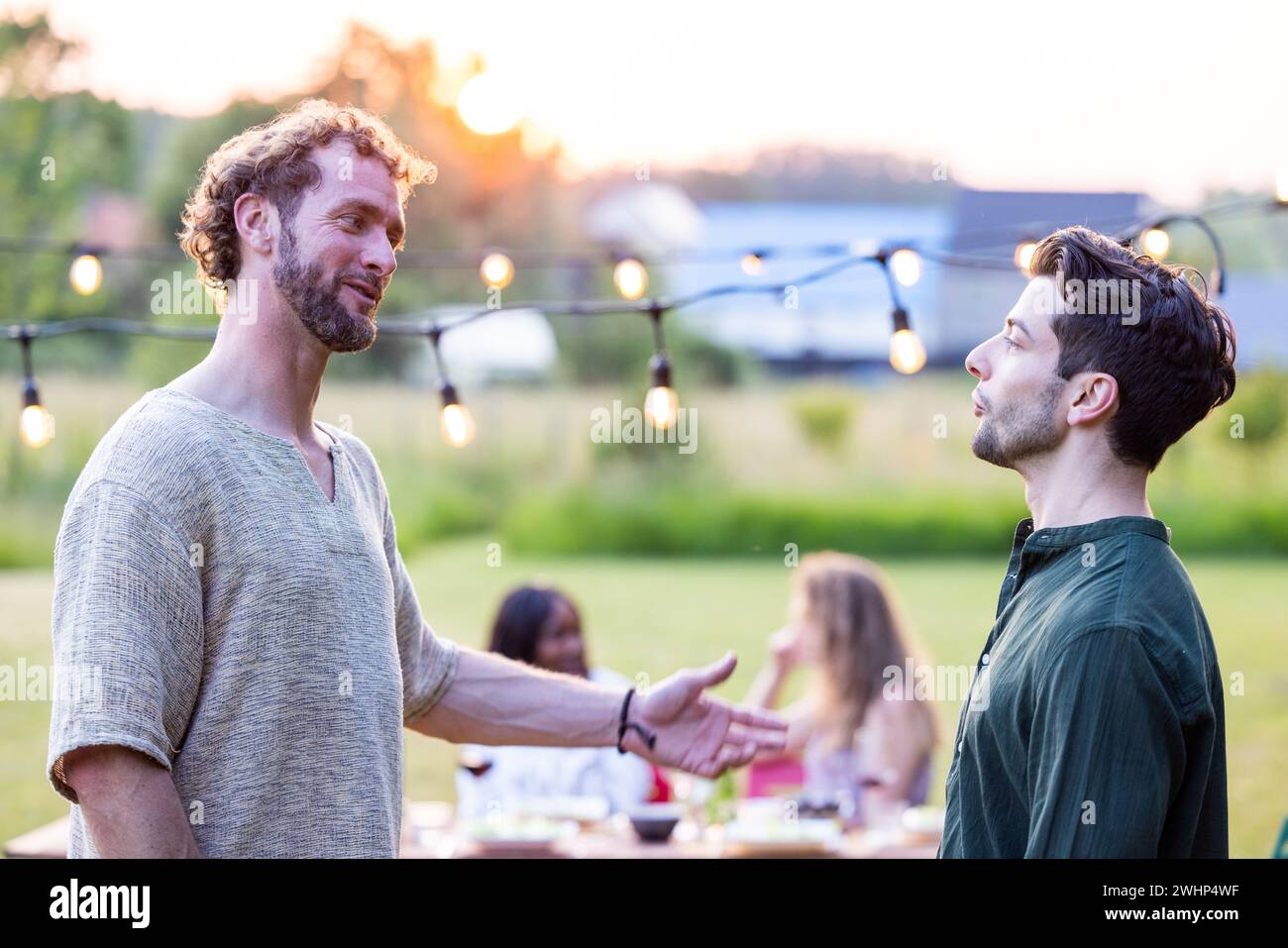 Conversazioni più sentite: Amici alla serata Garden Party Foto Stock