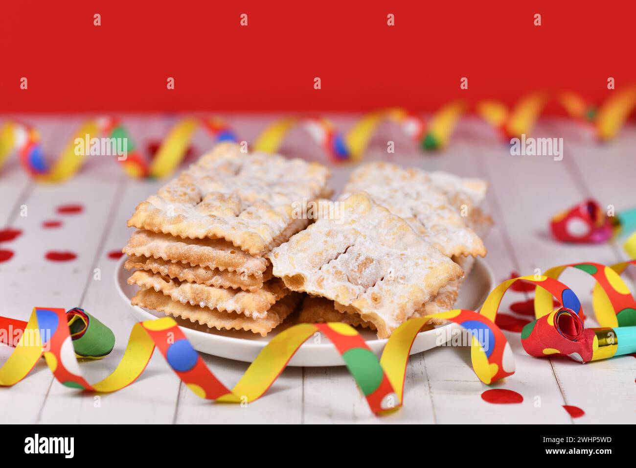 Spuntino con dessert italiano per la stagione carnevalesca chiamato "Galani", "chiacchiere" o "Crostoli" a seconda della regione. Conosciuto anche come Angel Wings Pasticceria Foto Stock