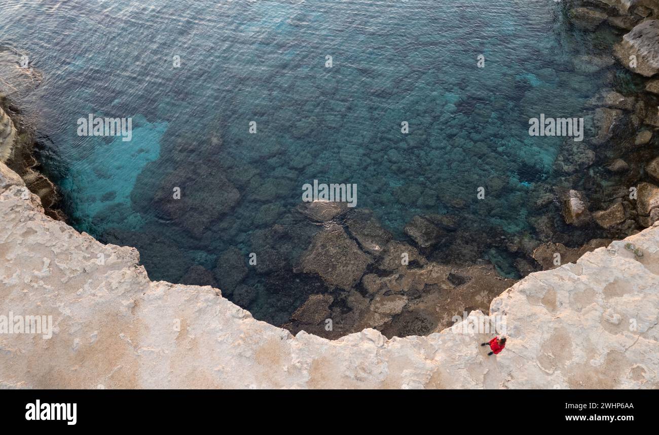 Paesaggio fatto di Capo Greko o grotte marine di Capo Greco Ayia Napa Cipro. Turisti che fanno visite turistiche Foto Stock