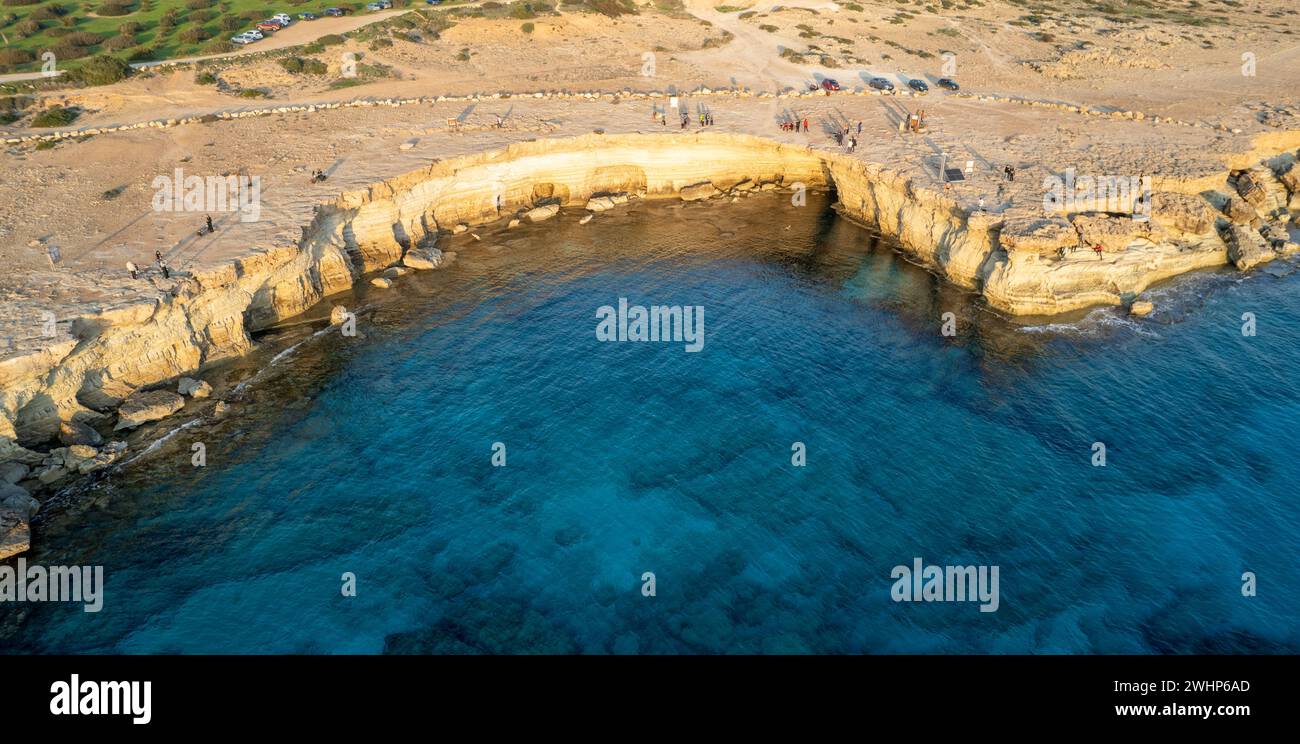 Paesaggio fatto di Capo Greko o grotte marine di Capo Greco Ayia Napa Cipro. Turisti che fanno visite turistiche Foto Stock