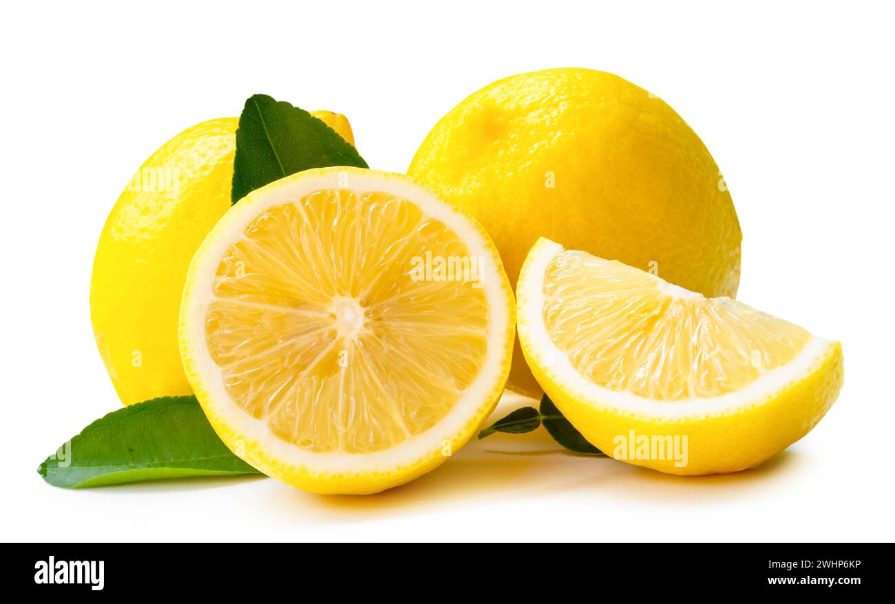 La vista frontale del limone giallo con mezza fetta o un quarto e lasciare è isolata su sfondo bianco con percorso di ritaglio. Foto Stock