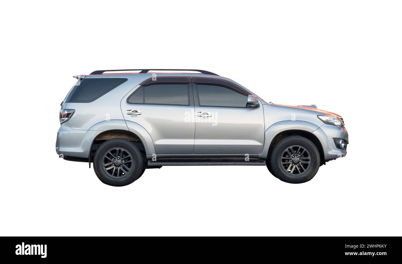 La vista laterale dell'auto SUV in bronzo o bianco è isolata su sfondo bianco con percorso di ritaglio. Foto Stock