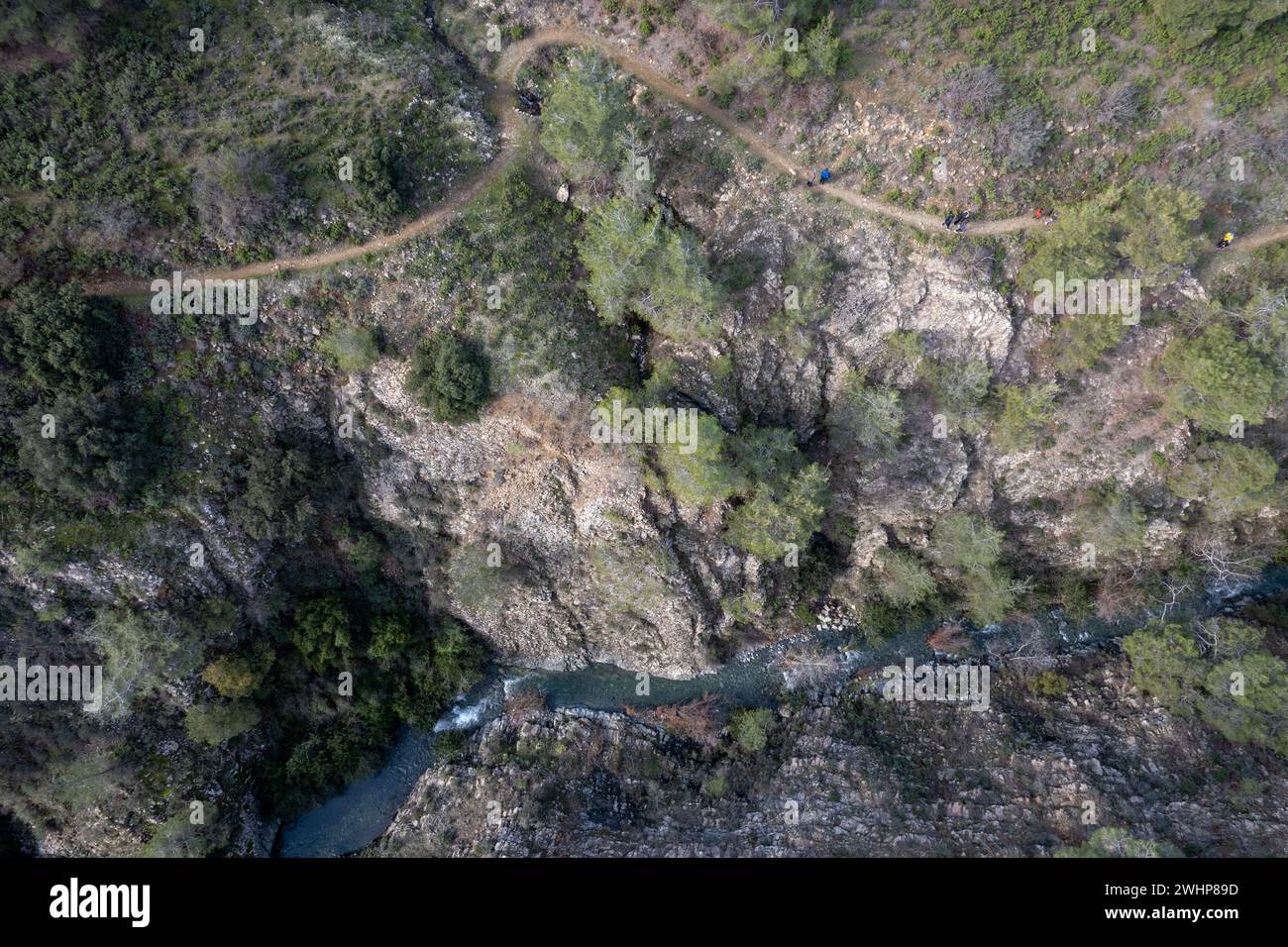 Drone aereo del fiume che scorre nella gola. Sentiero escursionistico naturalistico sul lungofiume. Stile di vita sano. Attività all'aperto Foto Stock