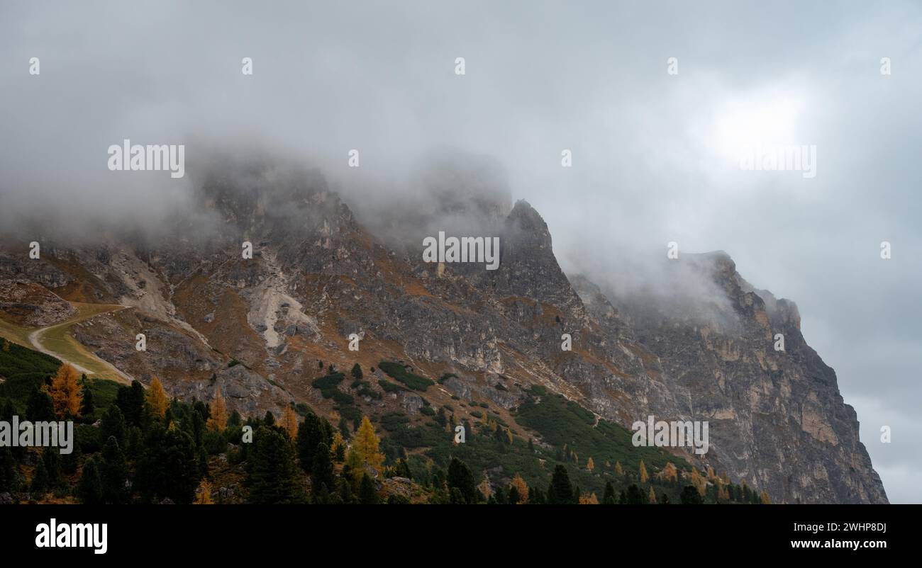 Cime nuvolose e nebulose coperte di nebbia al mattino. Montagne rocciose dolomitiche Italia Foto Stock