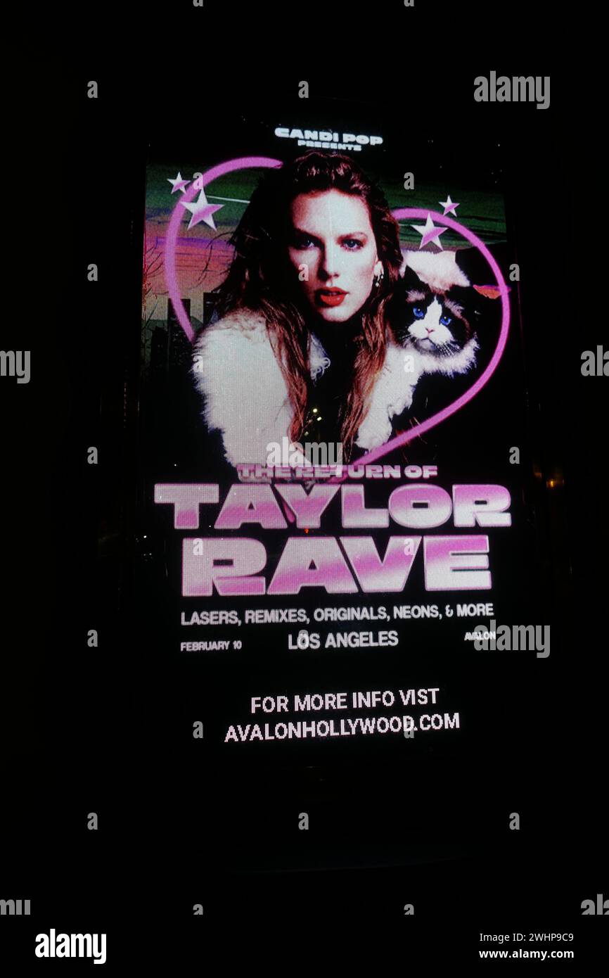 Los Angeles, California, USA 9 febbraio 2024 Taylor Swift Rave poster/Billboard ad Avalon il 9 febbraio 2024 a Los Angeles, California, USA. Foto di Barry King/Alamy Stock Photo Foto Stock