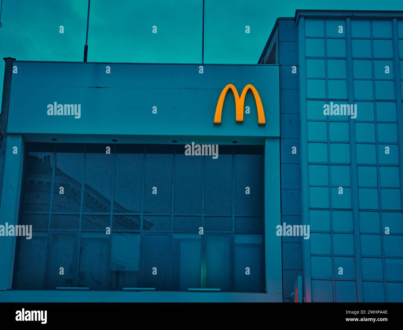 Bruxelles, Belgio. 9 febbraio 2024. Facciata dell'edificio McDonald's in Belgio. Lettera gialla con il logo McDonald's. Fast food a Bruxelles Foto Stock