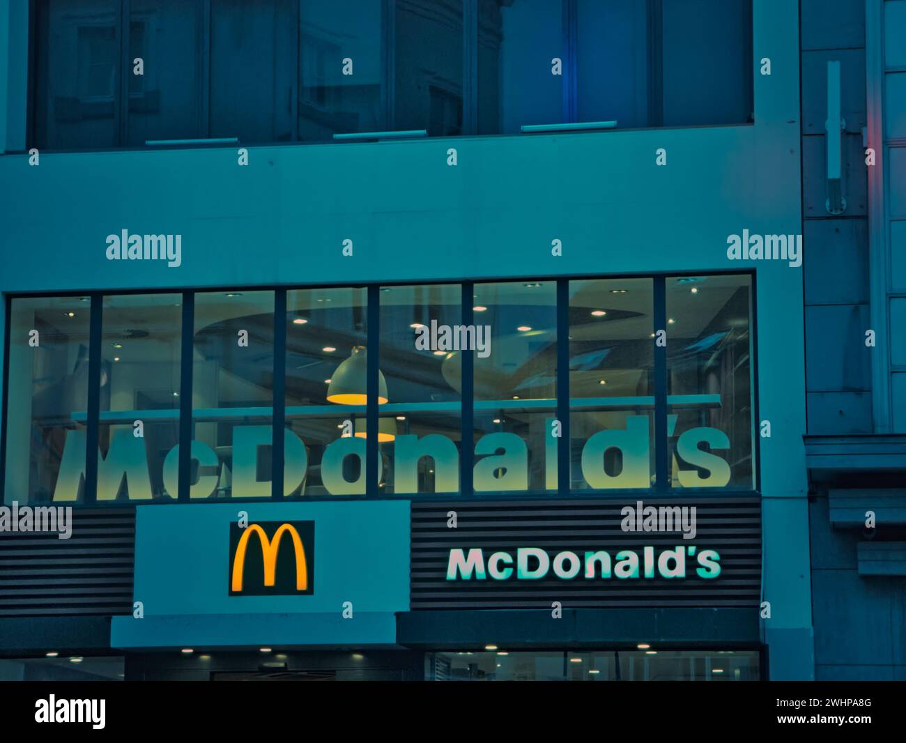 Bruxelles, Belgio. 9 febbraio 2024. Facciata dell'edificio McDonald's in Belgio. Lettera gialla con il logo McDonald's. Fast food a Bruxelles Foto Stock