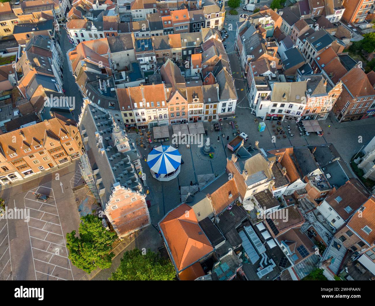 Halle, regione del Brabante fiammingo, Belgio, 06 09 2023, Sole che sorge sopra Halle, vista aerea, dall'alto verso il basso, della piazza del mercato Vecchio con Foto Stock