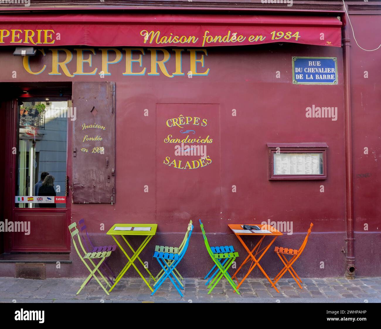 La vita quotidiana nelle strade di Parigi Foto Stock