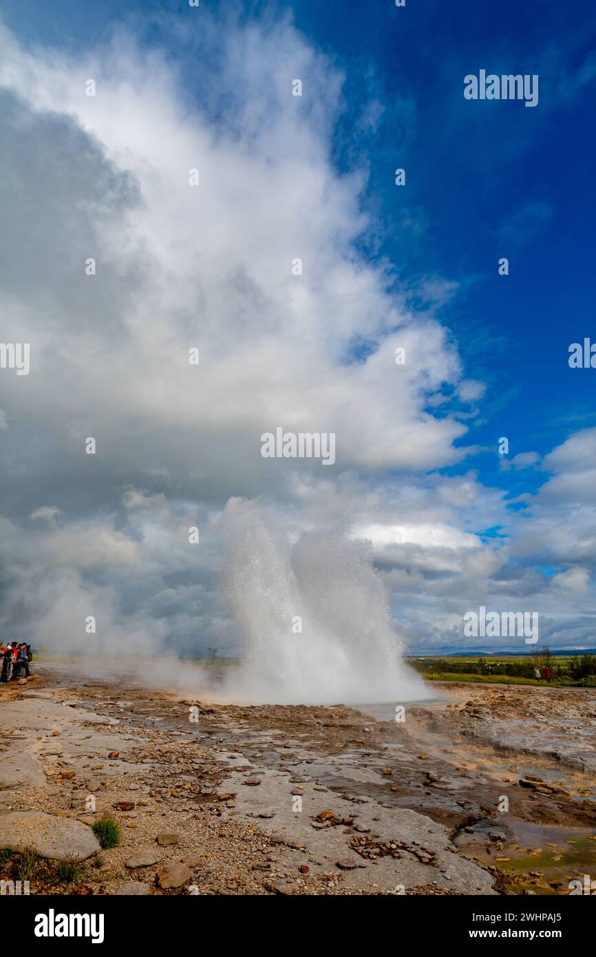 Spettacolare geyser in azione in Islanda Foto Stock