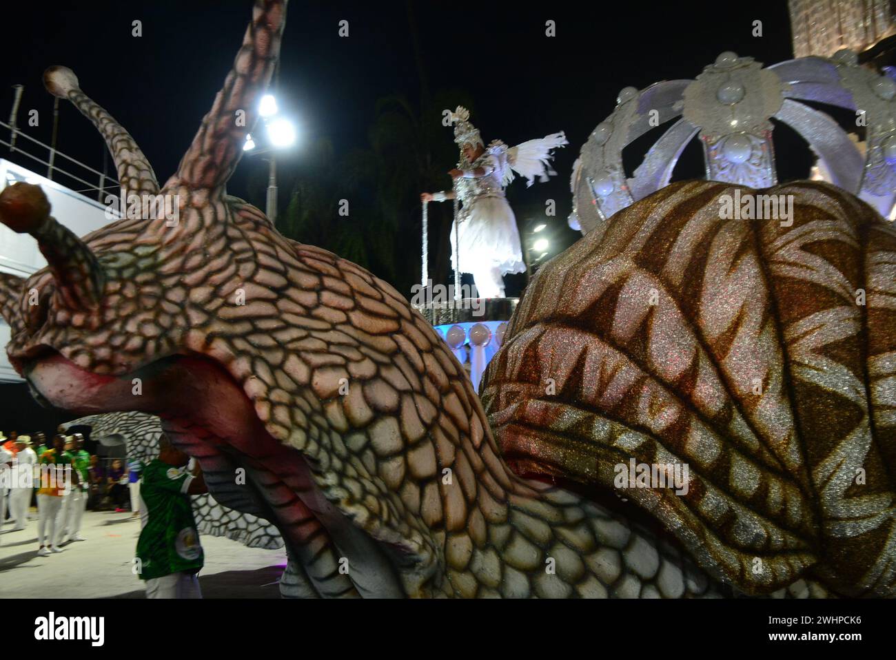 11 febbraio 2024, Rio De Janeiro, Rio De Janeiro, Brasile: RIO DE JANEIRO (RJ), 10/2/2024 -CARNAVAL-DESFILE-SAPUCAI-RJ- inizio della sfilata della scuola di samba della serie Ouro, Imperio Serrano, al Marques de Sapucai nel centro di Rio de Janeiro. (Foto: Fausto Maia/Thenews2/Zumapress) (immagine di credito: © Fausto Maia/TheNEWS2 via ZUMA Press Wire) SOLO PER USO EDITORIALE! Non per USO commerciale! Foto Stock