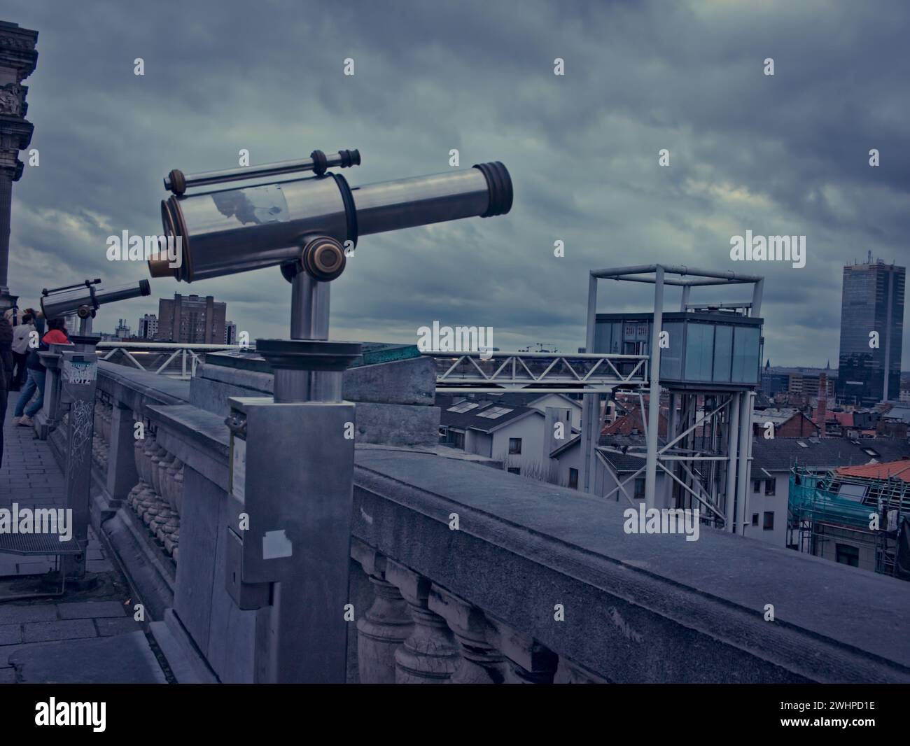 Bruxelles, Belgio. 5 febbraio 2024. Un telescopio per turisti con vista sulla città. Fotografia di strada. Foto Stock