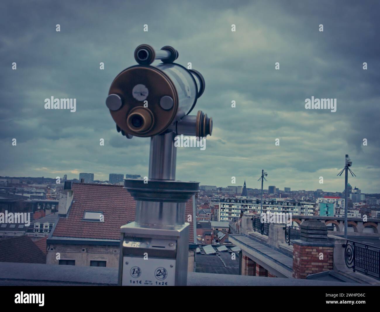 Bruxelles, Belgio. 5 febbraio 2024. Un telescopio per turisti con vista sulla città. Fotografia di strada. Foto Stock