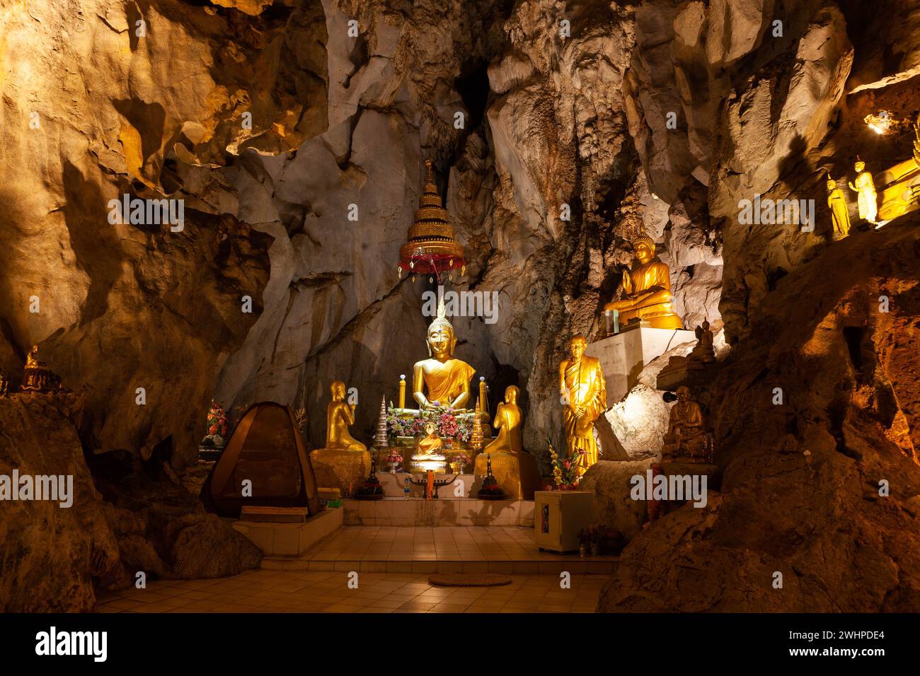 Pak Piang Cave Temple. Immagine di Buddha nella grotta. Chiang Dao. Thailandia. Foto Stock
