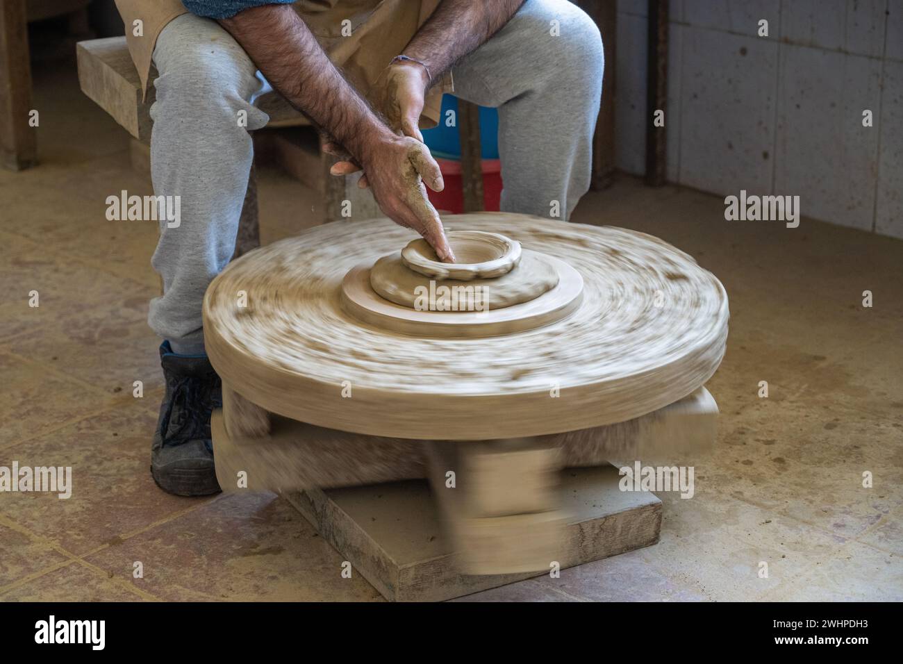 Potter che forma un pezzo di argilla Foto Stock